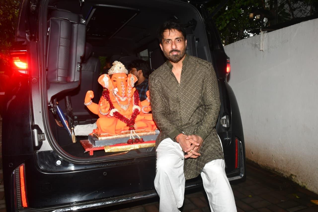 After joyful 5 days, it was time for actor Sonu Sood to bid farewell to Ganpati Bappa. He along with his family was seen performing the visarjan rituals. 